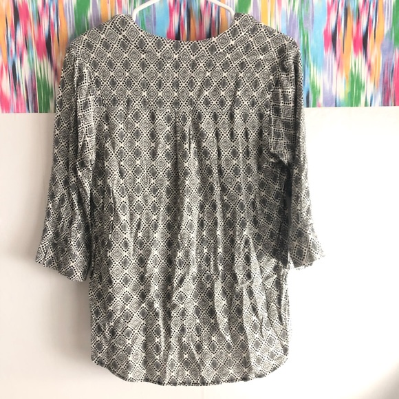 🦋 3/$15 Final touch, v-neck black & white blouse - Picture 6 of 7